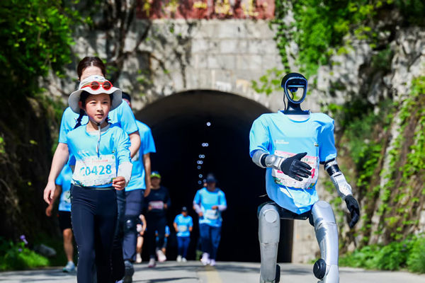 Qinling Zhongnanshan Global Geopark Holds 25th Mountaineering Challenge